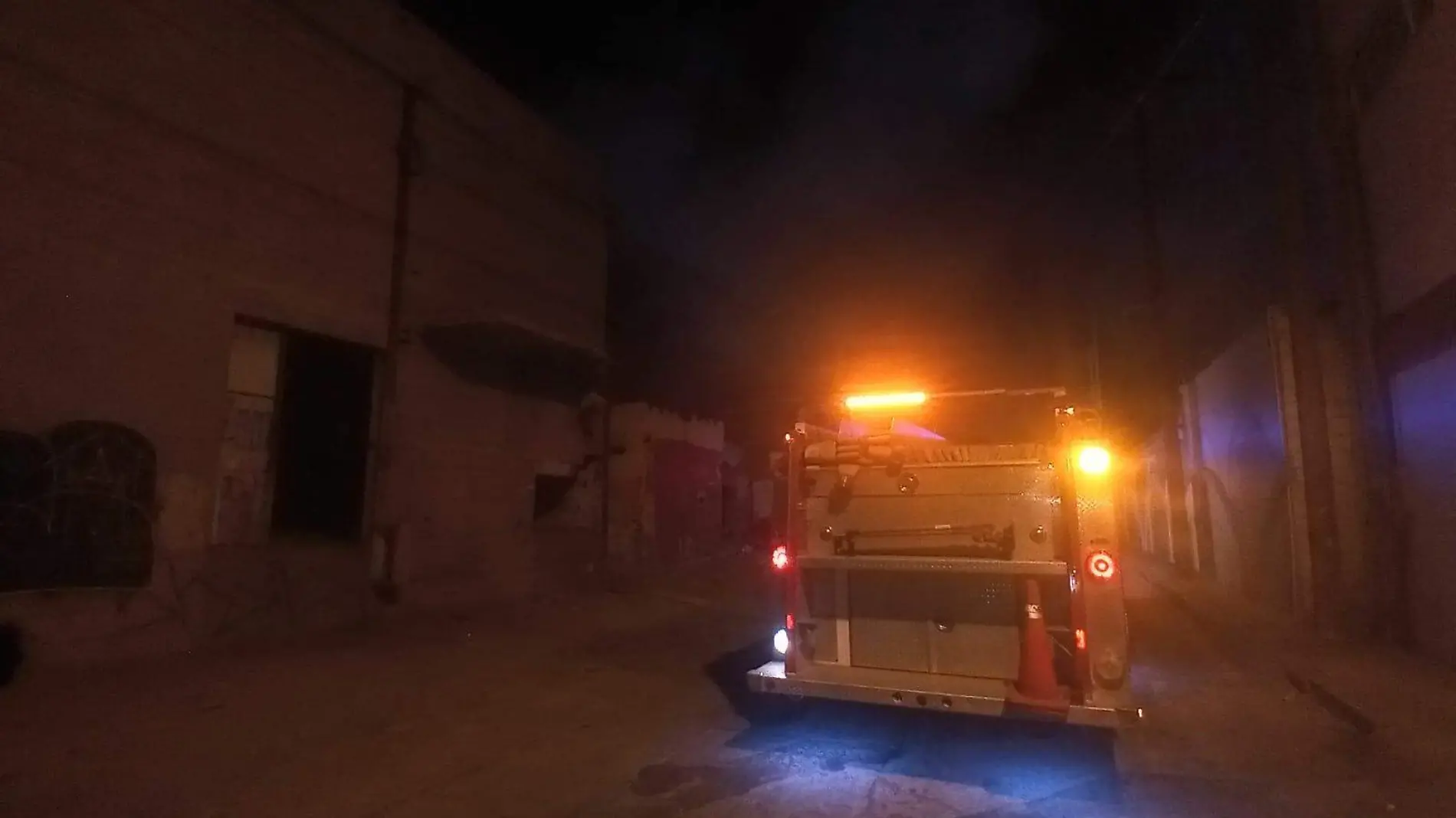 Bomberos Voluntarios apagaron otro fuerte incendio de basura en un edificio abandonado del callejón Juárez entre calles 2 y 3